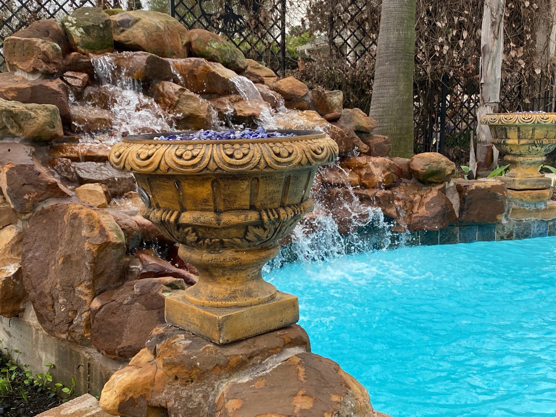 Cascading Urns